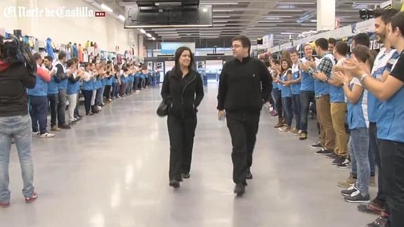 Los dependientes de Decathlon reciben con aplausos a los primeros clientes.