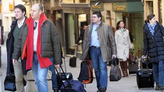 Un grupo de turistas con sus maletas en una céntrica calle de la capital segoviana. 