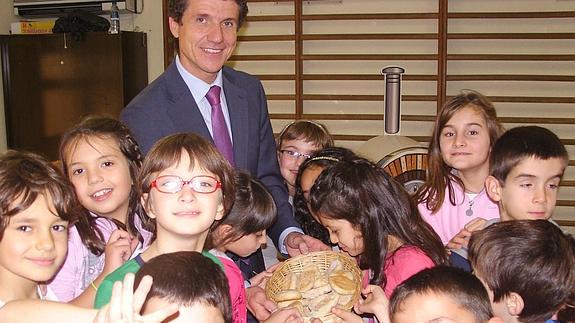 El concejal Andrés Torquemada, junto a alumnos del Domingo de Soto.