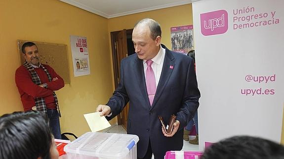 Julio César Pérez Carrillo vota en las primarias de UPyD.