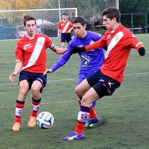 Zapa y Rodri cierran al delantero palentino Mikel.