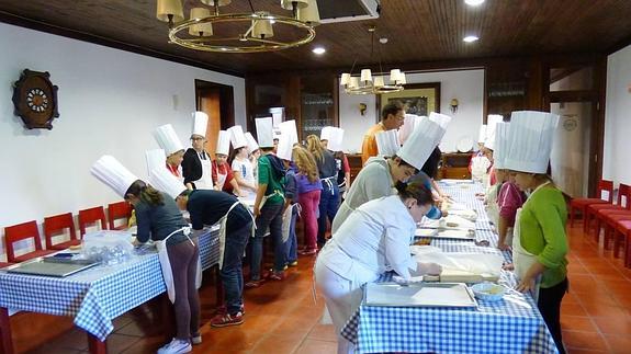 Estudiantes de la ESO elaboran pastas, el pasado miércoles, en la finca de Matallana. 