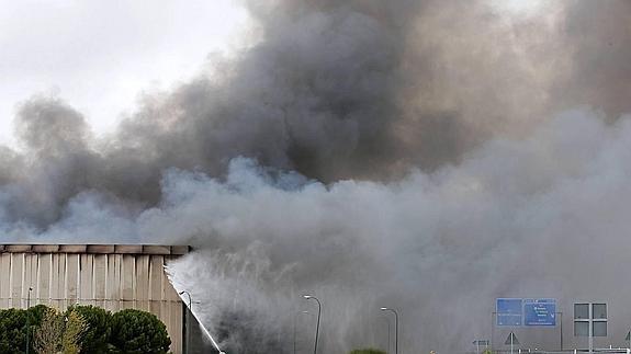 La nube tóxica generada tras el incendio de Campofrío en Burgos obliga a evacuar a 400 personas