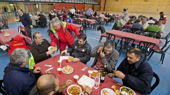 Varios de los vecinos de los barrios burgaleses Villafría y Cotar que han sido evacuados de sus casas a un polideportivo de la ciudad por el incendio de la planta de Campofrío. 