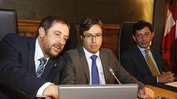Lupicinio Rodrigo junto al nuevo presidente de la Diputación, Emilio Orejas.