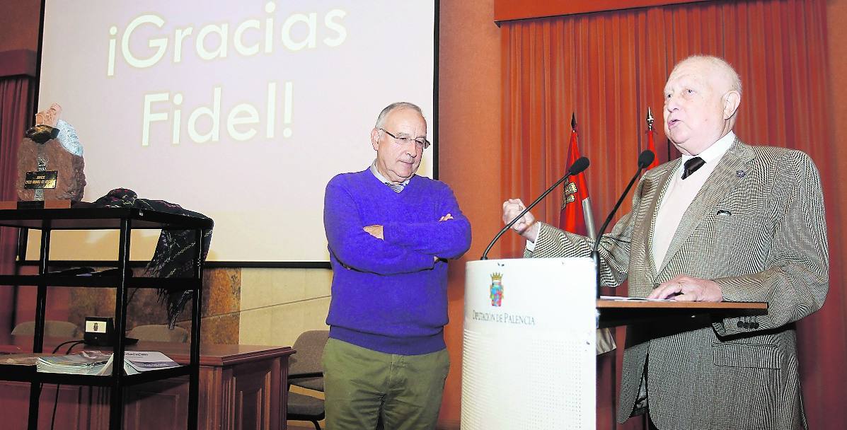 El expresidente de la Fundación San Cebrián, el abogado Antonio Hermoso, durante su intervención junto a Fidel Ramos, tras entregarle ayer una escultura conmemorativa.