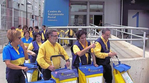 Algunos trabajadores salmantinos del servicio de Correos. 