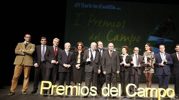El presidente de la Junta, Juan Vicente Herrera, el director general de El Norte de Castilla, Ignacio Pérez, y la consejera de Agricultura, Silvia Clemente, posan con los galardonados en los I Premios de Campo del Norte de Castilla.