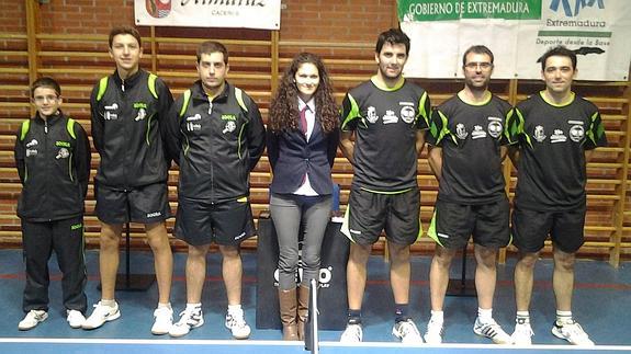 A la izquierda, Dani, Loukas y Jorge posan con la juez árbitro y el equipo rival de Almaraz.