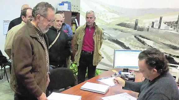 Un momento de la entrega de las firmas en el registro del Ayuntamiento de Béjar. 