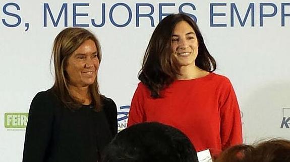 La ministra Ana Mato junto a la consejera de Aciturri, María Eugenia Clemente. 