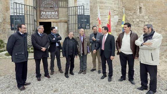 Víctor Alonso Monge (i), José Antonio Martínez Bermejo, Alberto Martínez Peña, Luis Argüello, Antonio Piedra, Jorge Tamargo, Víctor Manuel Coloma, Arturo Alvarado y Carlos Aganzo posan frente al monasterio.