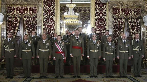 El Rey Felipe VI posa con los miembros de la comisión de la Academia de Artillería que acudieron al Palacio Real. Efe