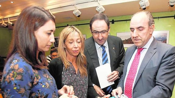 Ana Asenjo, Carmen Fernández Caballero, Alfoonso Polanco y José María Hernández contemplan ayer una tarjeta de la nueva aplicación.