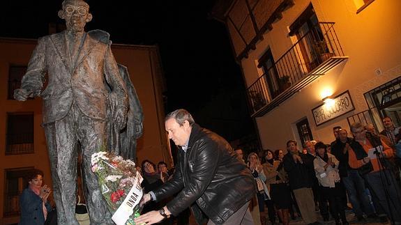Carmelo Gonzalo, presidente de la Ronda, deposita el ramo de flores a los pies de Agapito. 