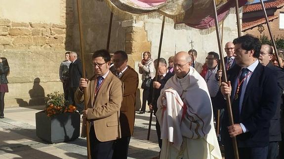 Blázquez, bajo palio, rodeado de los feligreses del municipio.