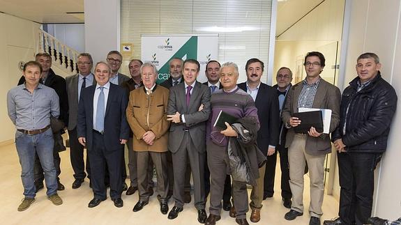 El presidente de Cajaviva Caja Rural, Pedro García Romera, tercero por la izquierda, en Valladolid durante la reunión celebrada para analizar asuntos de actualidad y abordar el penúltimo consejo del año. 