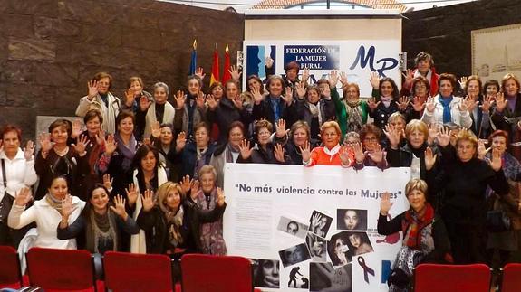 Mujeres rurañes expresan su rechado a la violencia de género, en la sede de Femur. El Norte