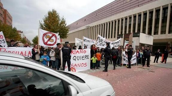 Concetración de Confapacal en las Cortes para censurar la gestión de los comedores escolares por parte de Serunión. 