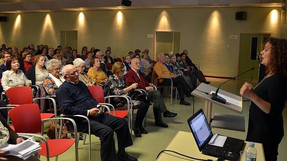 Cañedo imparte la charla en la Universidad de la Experiencia.