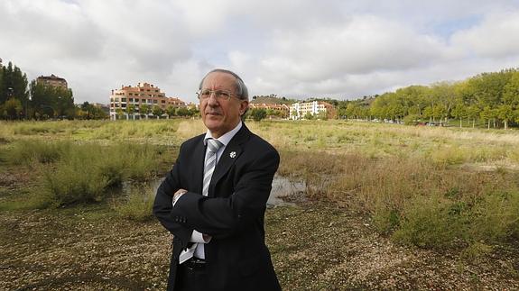 Feliciano Trebolle, en los terrenos del futuro Campus. 