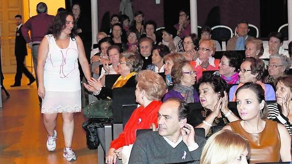 Mercedes Herrero, de PezLuna Teatro, saluda al público tras la representación.