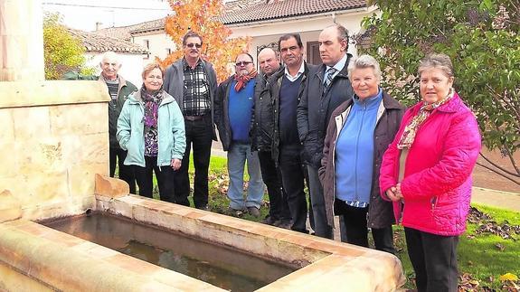 José María Hernández, tercero por la derecha, con el alcalde y vecinos de Santa Cruz de Boedo.