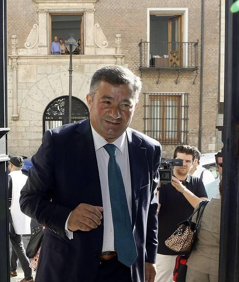 El alcalde de la localidad vallisoletana de Arroyo de la Encomienda, José Manuel Méndez, a su llegada a la Audiencia Provincial de Valladolid el 9 de julio de 2013.