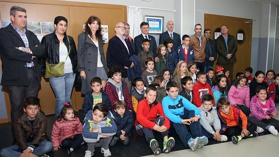 Las autoridades locales y provinciales posan con los niños, ayer, en San Cristóbal de Segovia.
