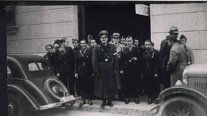 Mandos de las Juventudes Hitlerianas con falangistas de Valladolid en un refugio para bombardeos, noviembre de 1937. 