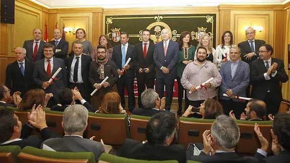 Los galardonados posan tras recibir los premios, en el salón de actos de la Cámara de Comercio de Palencia.