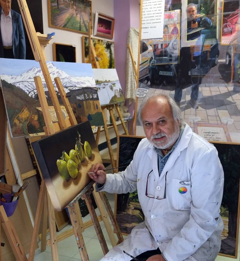Daniel, rodeado de algunas de sus obras. Por ejemplo, en la de atrás, se ve su reflejo captado en el escaparate