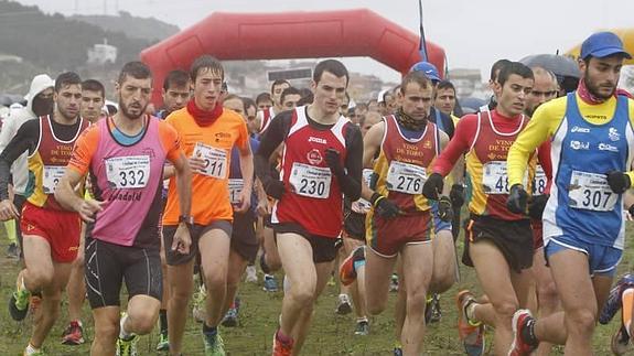 Jorge Turrado, a la derecha (dorsal 480), junto con el resto de atletas en la salida de la prueba senior masculina, este sábado, en el XXIII Cros Ciudad de Dueñas. 