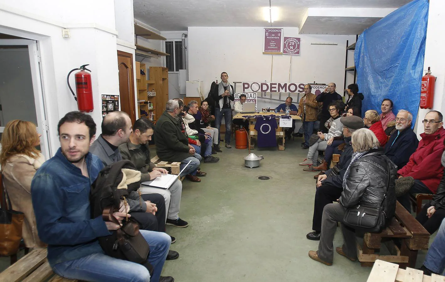 Los asistentes a la asamblea extraordinaria, en un momento de la reunión de ayer, celebrada en la sede de Podemos.