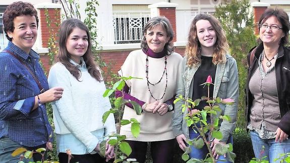 La técnico de Medio Ambiente, Raquel Bustos; la alumna María Velasco; la profesora Inmaculada Martín; la alumna Raquel Martínez y la técnico de la Diputación, Beatriz Román, integrantes de la delegación palentina de Escuelas para la Sostenibilidad. 