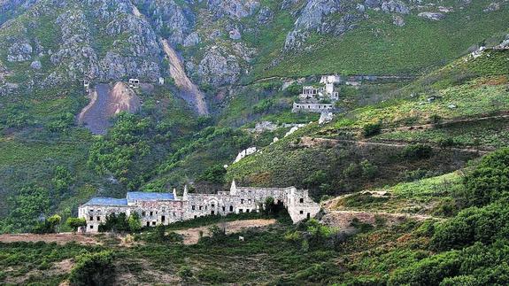 Restos del poblado minero de la Piela, cerca de la localidad berciana de Cadafresnas.