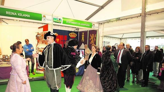 Danzas renacentistas, en las que participó el alcalde, abrieron la V edición de la Feria de la Miel de Aldeatejada.