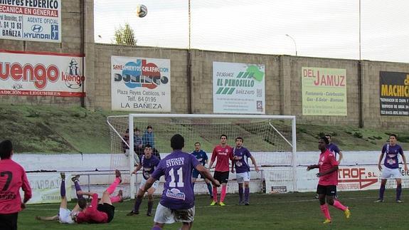 El bañezano Cheve trata de despejar un ataque del Cristo Atlético, este domingo, en La Bañeza. 