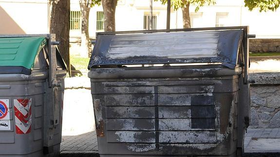 Contenedor quemado en un barrio de la ciudad..