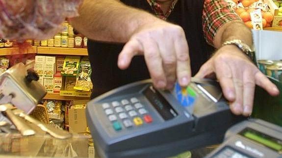 Pago con tarjeta en un comercio de alimentación.