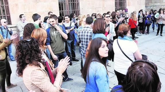 Protesta de un grupo de opositores en el Patio de Escuelas Mayores.