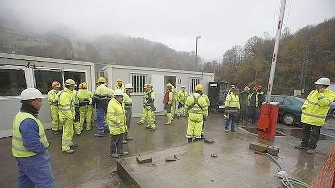 Los trabajadores, tras el escape de gas.