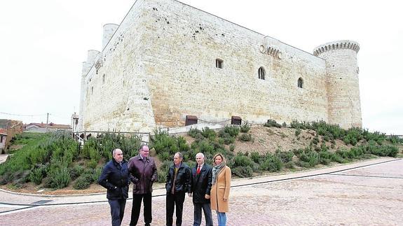 Visita a los renovados entornos del castillo de Fuentes.