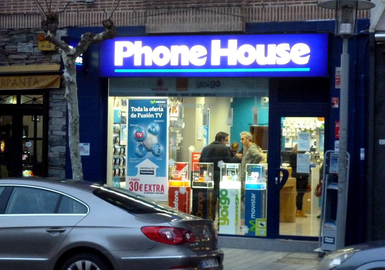 La tienda de móviles de la avenida de Madrid de Laguna que fue asaltada el día 19.