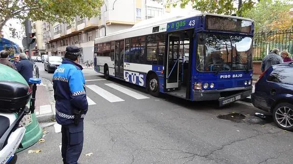 El autobús implicado en la colisión en la calle Transición, en el barrio Delicias de Valladolid.