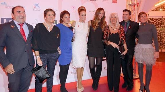 Sandra Ibarra posa con algunos de los invitados como Estefanía Luyk o Marta García. 