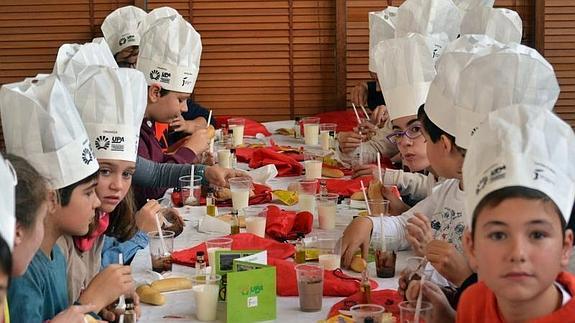Algunos de los alumnos del colegio Francisco Pino preparan la crema de cacao con aceite de oliva virgen extra.