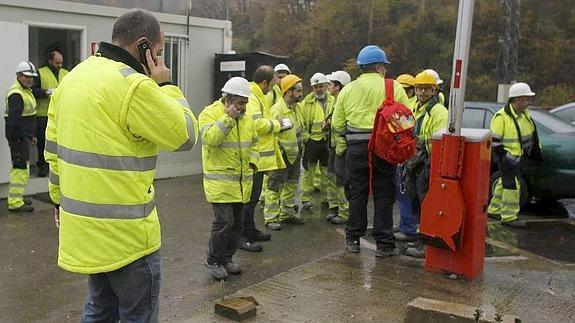Varios trabajadores, en el la zona de la Variante tras el suceso del pasado martes.