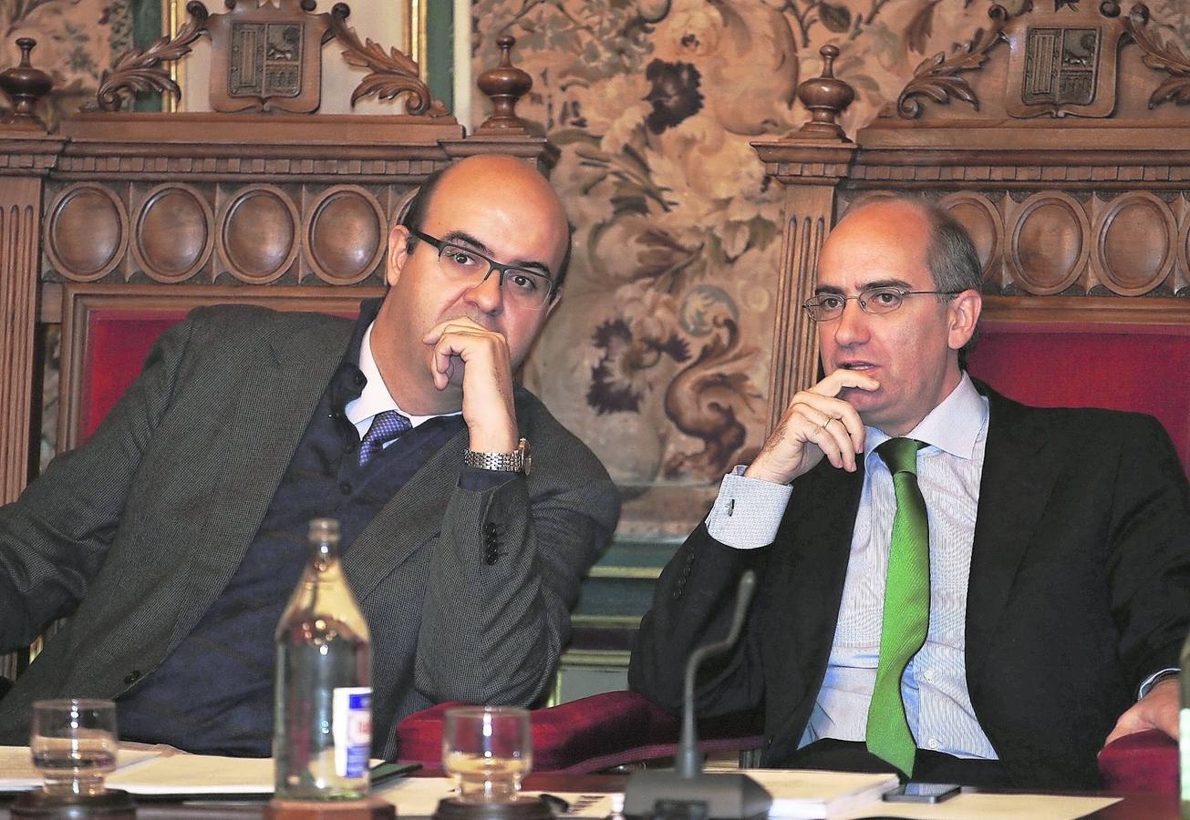 Carlos García Sierra, diputado de Fomento, junto al presidente de la Diputación, Javier Iglesias, en un pleno .