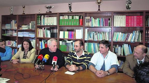 El delegado de la Junta, Luis Domingo González, tercero a la izquierda, junto a los creadores de ‘Crono’, presentan el viernes la nueva aplicación informática. 